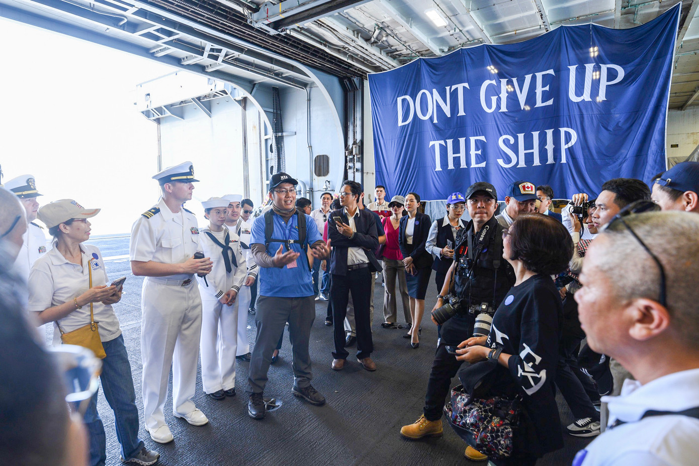 Ngày 26/6, tàu sân bay USS Ronald Reagan đã đón những đoàn khách là đại diện chính quyền TP. Đà Nẵng, báo chí trong nước và quốc tế lên tham quan. Ảnh: Nhật Minh