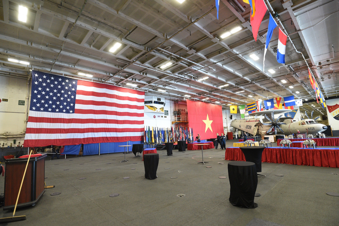 Quốc kỳ hai nước Việt Nam - Mỹ treo trên tàu sân bay USS Ronald Reagan. Các khách mời được tham quan một phần hầm chứa trang thiết bị, máy bay trên tàu và sau đó được lên boong quan sát đường băng, sân đỗ máy bay và tháp điều khiển. Ảnh: Nhật Minh