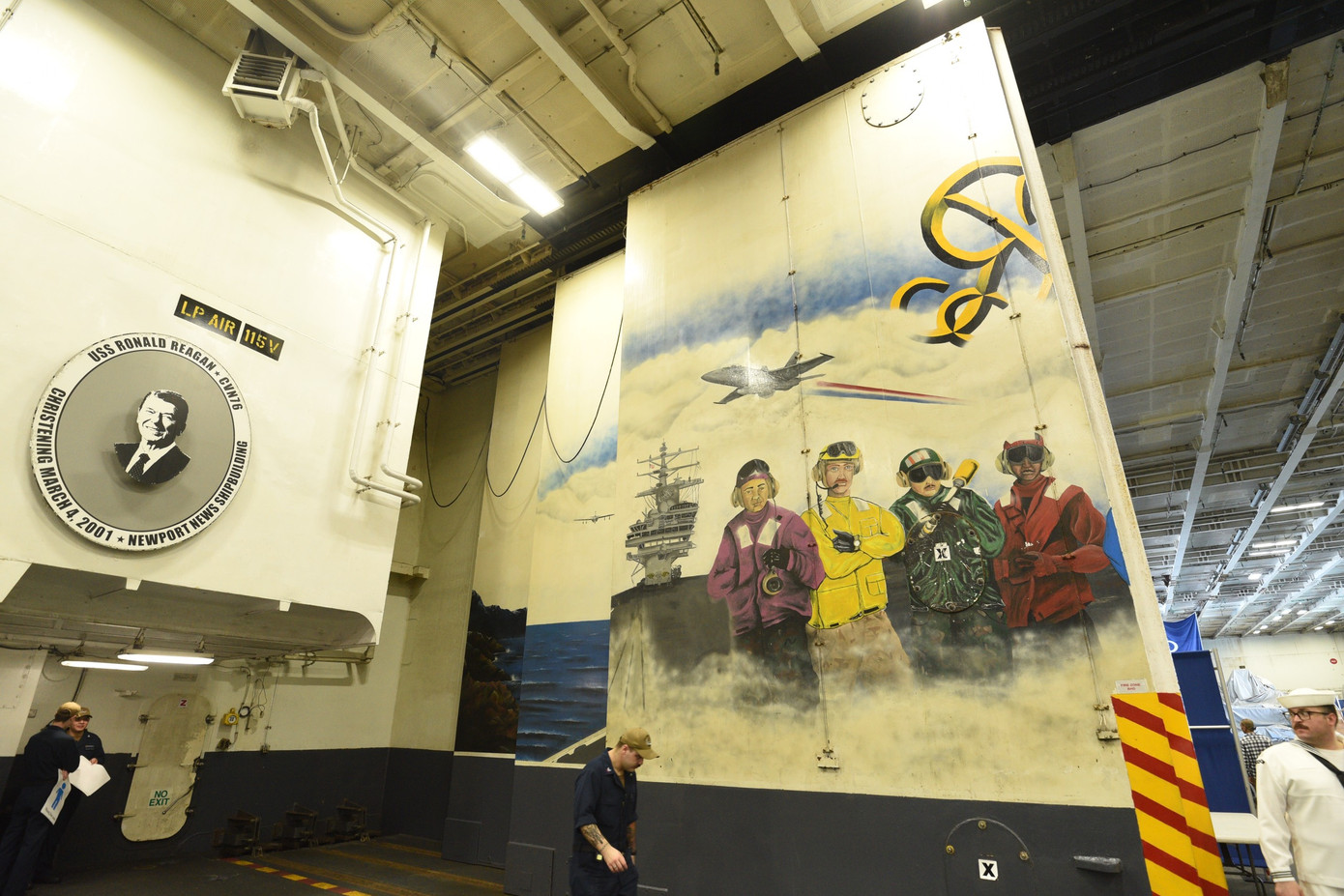 Một góc bên trong tàu sân bay được trang trí bằng những bức tranh lớn, bên cạnh là hình chân dung Ronald Reagan - Tổng thống thứ 40 của Mỹ. Ảnh: Nhật Minh