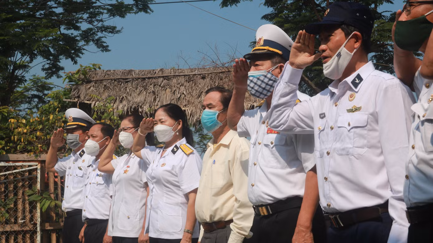 Đồng đội chào nhau trong giây phút tưởng niệm sự hy sinh anh dũng của 64 liệt sĩ trong cuộc chiến bảo vệ chủ quyền ở Gạc Ma - Trường Sa.
