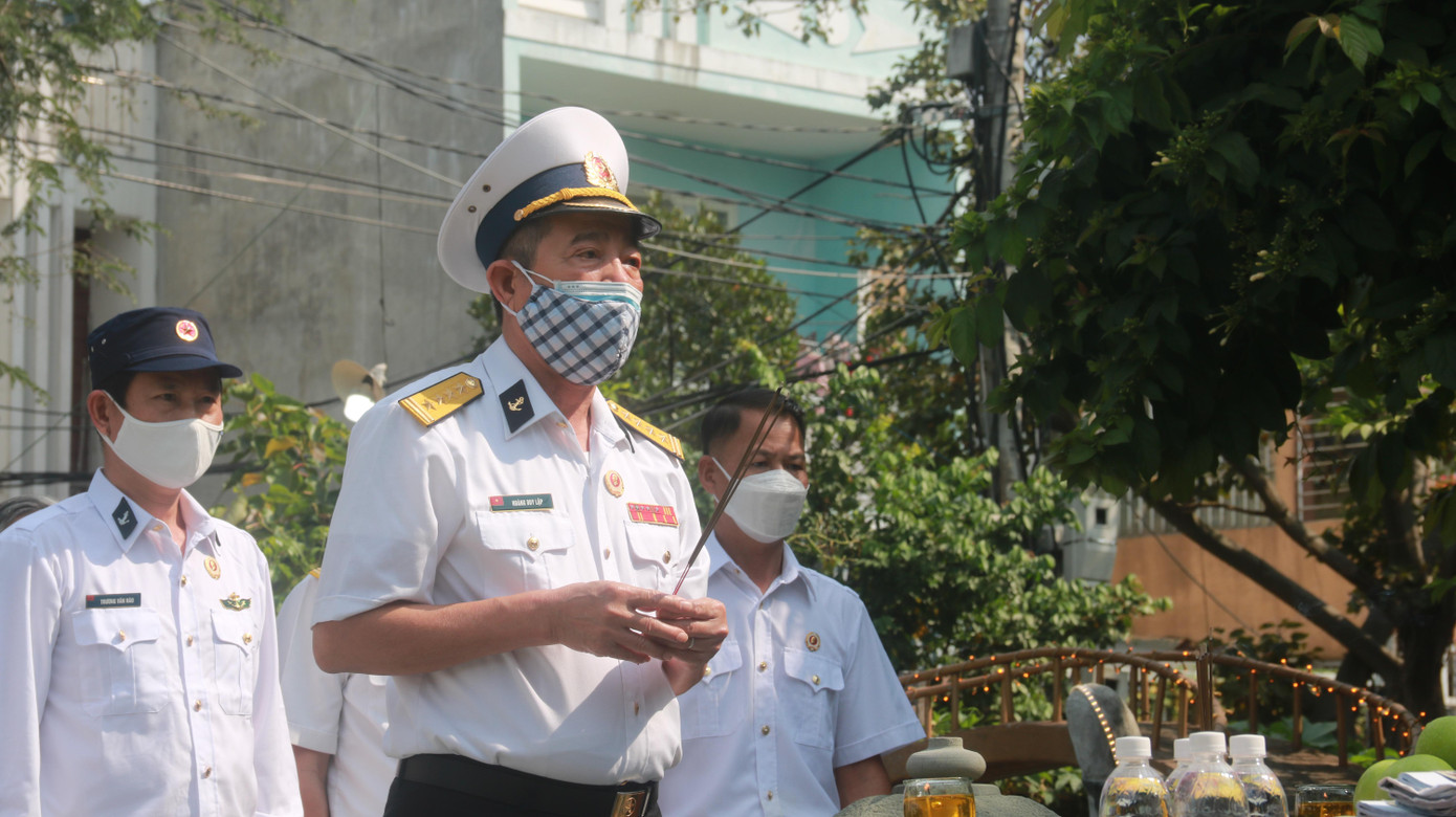 Đại tá Hoàng Duy Lập - nguyên Trung đoàn trưởng Trung đoàn 83 công binh Hải quân (nay là Lữ đoàn Công binh 83 Hải quân) thắp hương tưởng nhớ linh hồn 64 anh hùng liệt sĩ - những người lính của Trung đoàn đã hy sinh trong cuộc chiến bảo vệ chủ quyền ở Gạc Ma - Trường Sa ngày 14/3/1988. Đại tá Hoàng Duy Lập - nguyên Trung đoàn trưởng Trung đoàn 83 công binh Hải quân (nay là Lữ đoàn Công binh 83 Hải quân) thắp hương tưởng nhớ linh hồn 64 anh hùng liệt sĩ - những người lính của Trung đoàn đã hy sinh trong cuộc chiến bảo vệ chủ quyền ở Gạc Ma - Trường Sa ngày 14/3/1988.