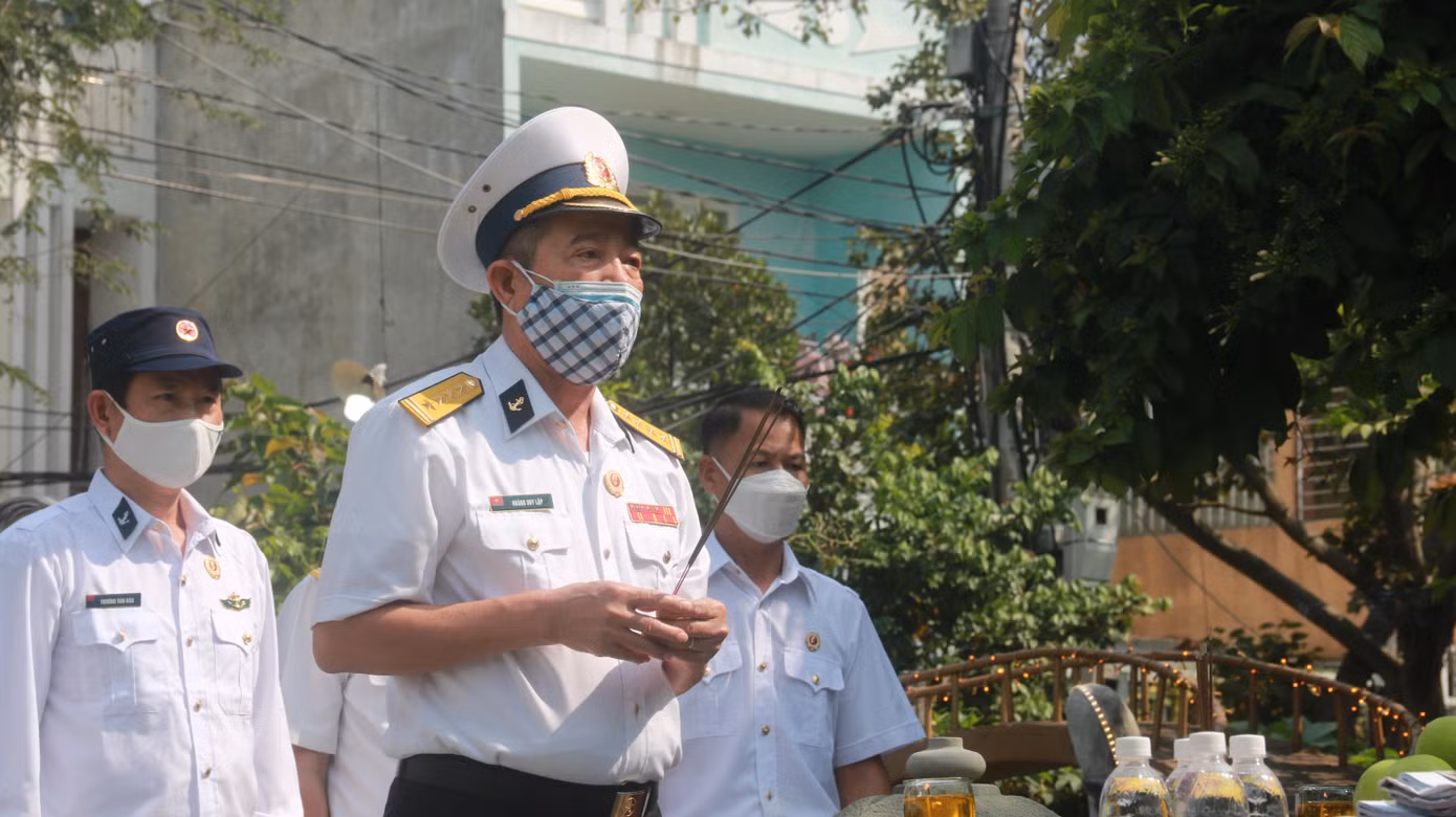 Đại tá Hoàng Duy Lập - nguyên Trung đoàn trưởng Trung đoàn 83 công binh Hải quân (nay là Lữ đoàn Công binh 83 Hải quân) thắp hương tưởng nhớ linh hồn 64 anh hùng liệt sĩ - những người lính của Trung đoàn đã hy sinh trong cuộc chiến bảo vệ chủ quyền ở Gạc Ma - Trường Sa ngày 14/3/1988.