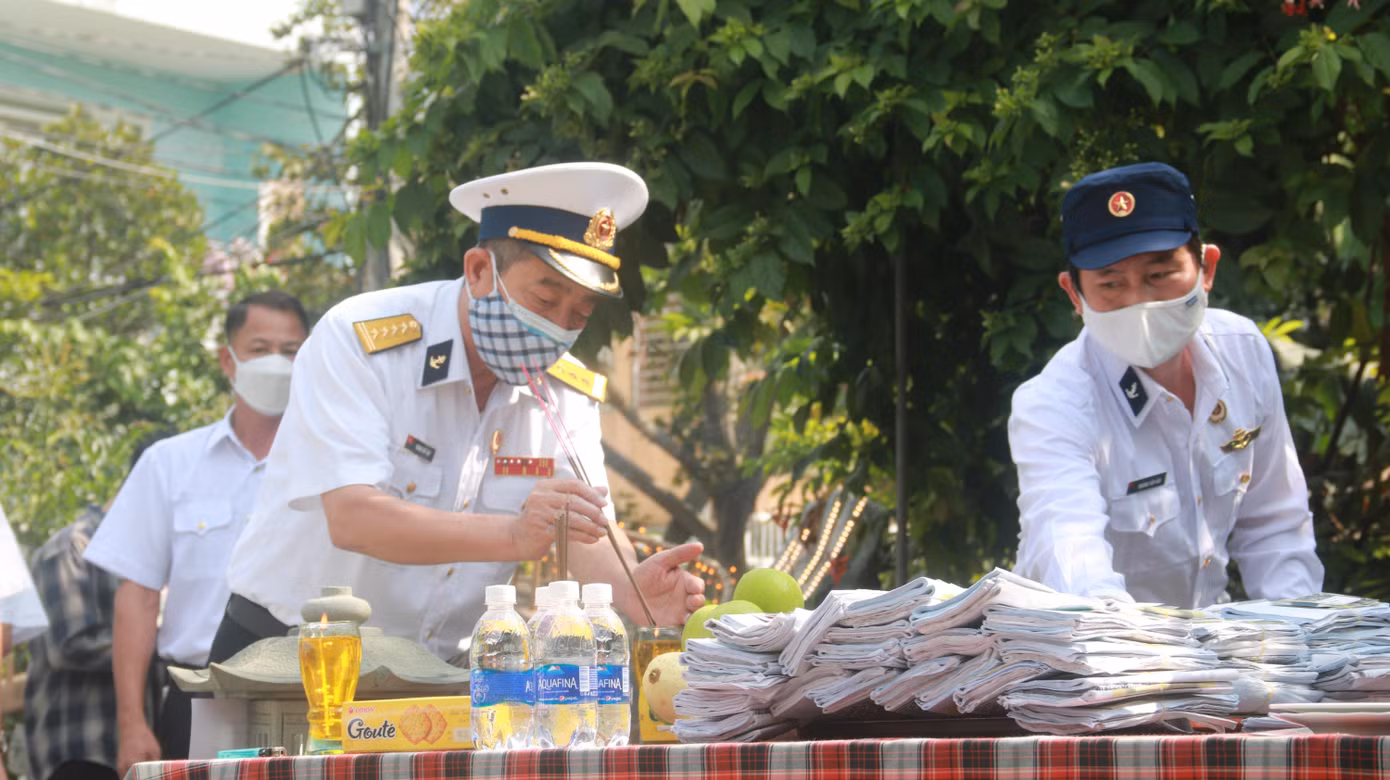 Mâm cỗ đơn sơ được bày biện nơi cửa vịnh Đà Nẵng để bái vọng linh hồn 64 liệt sĩ hy sinh ở Gạc Ma, thân xác vẫn còn nằm lại giữa biển cả bao la.