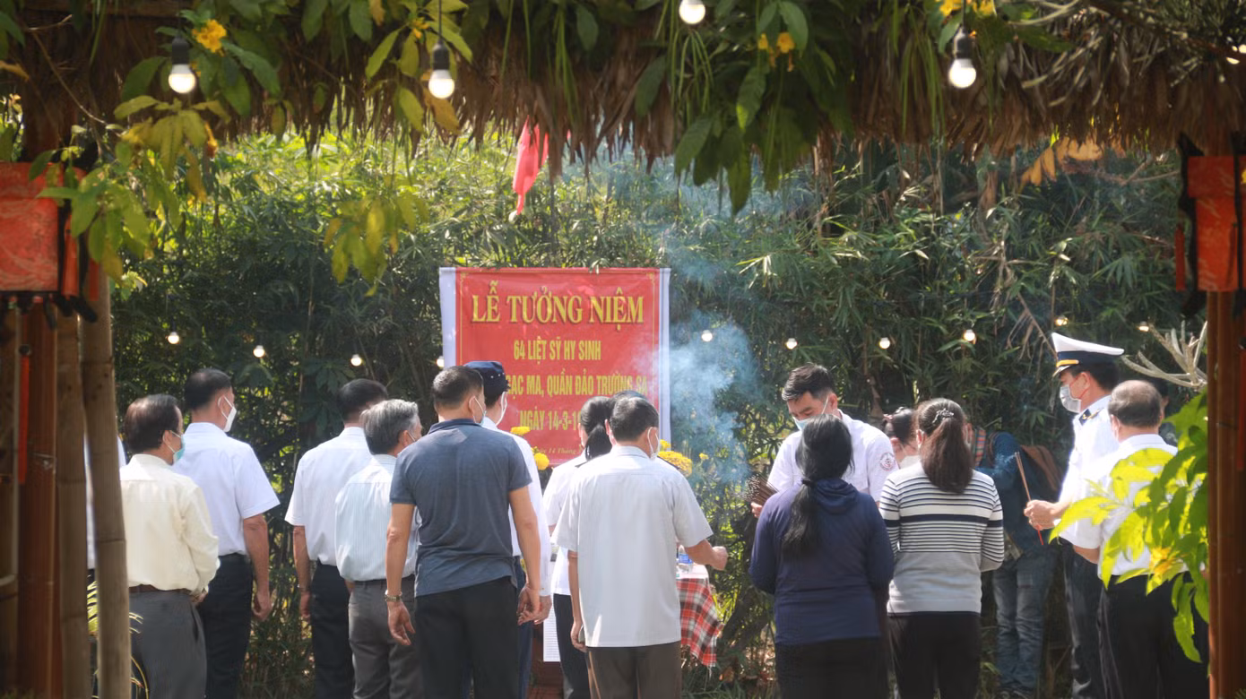 Lễ dâng hương, tưởng niệm 64 liệt sĩ hy sinh ở Gạc Ma - Trường Sa là hoạt động thường niên của Hội cựu chiến binh Lữ đoàn 83. Hằng năm, cứ đúng ngày 14/3, anh em đồng đội lại tề tựu về khu đất ở phường Thọ Quang nơi cửa vịnh Đà Nẵng để làm lễ.