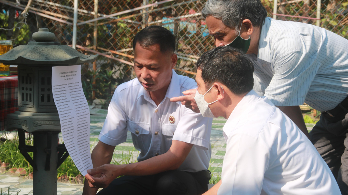 Anh em, đồng đội Hội cựu chiến binh Lữ đoàn 83 đọc lại danh sách 64 liệt sĩ hy sinh tại đảo Gạc Ma - Trường Sa. Anh em, đồng đội Hội cựu chiến binh Lữ đoàn 83 đọc lại danh sách 64 liệt sĩ hy sinh tại đảo Gạc Ma - Trường Sa.