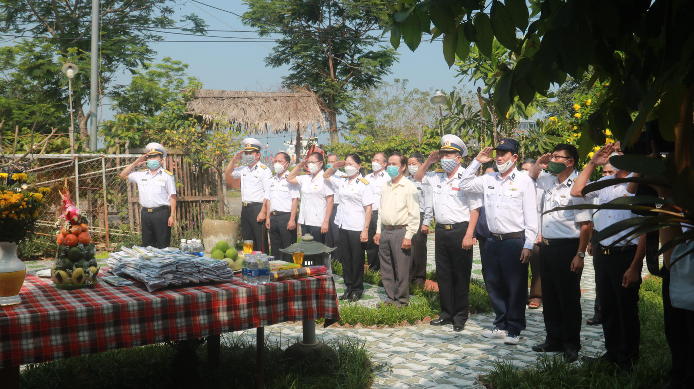 Tham gia buổi lễ, ngoài các cựu chiến binh Lữ đoàn 83 còn có một số thân nhân các gia đình liệt sĩ trên địa bàn TP Đà Nẵng, Quảng Nam. Tham gia buổi lễ, ngoài các cựu chiến binh Lữ đoàn 83 còn có một số thân nhân các gia đình liệt sĩ trên địa bàn TP Đà Nẵng, Quảng Nam.