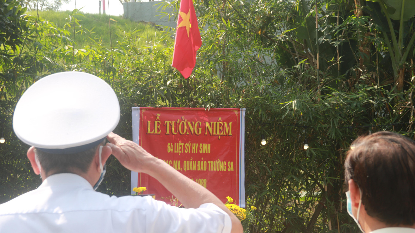 Lễ dâng hương, tưởng niệm sự hy sinh của 64 cán bộ chiến sĩ hải quân được các cựu chiến binh tổ chức trang nghiêm và xúc động. Lễ dâng hương, tưởng niệm sự hy sinh của 64 cán bộ chiến sĩ hải quân được các cựu chiến binh tổ chức trang nghiêm và xúc động.