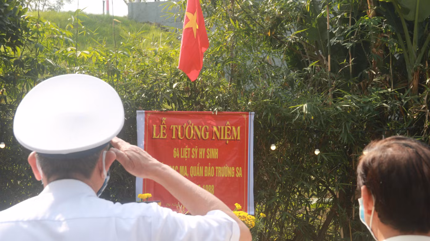 Lễ dâng hương, tưởng niệm sự hy sinh của 64 cán bộ chiến sĩ hải quân được các cựu chiến binh tổ chức trang nghiêm và xúc động.