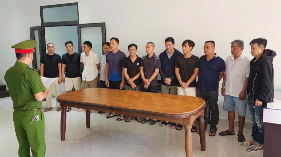 Tống đạt các quyết định khởi tố và bắt tạm giam 12 đối tượng trong đường dây cá độ 2.000 tỷ đồng. Tống đạt các quyết định khởi tố và bắt tạm giam 12 đối tượng trong đường dây cá độ 2.000 tỷ đồng.