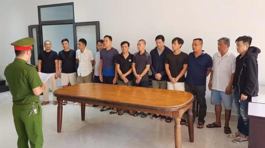 Tống đạt các quyết định khởi tố và bắt tạm giam 12 đối tượng trong đường dây cá độ 2.000 tỷ đồng.