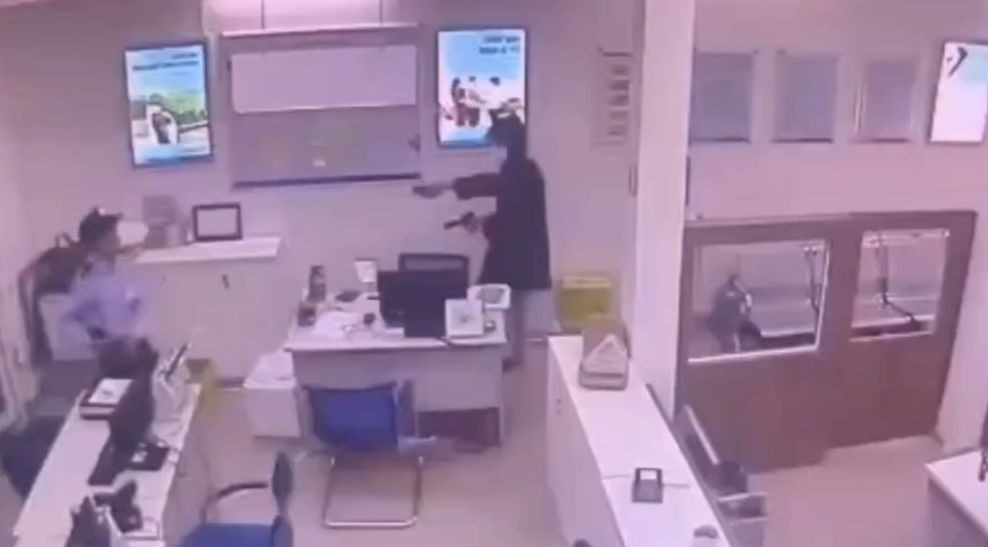 Hình ảnh vụ cướp được camera an ninh ghi lại.