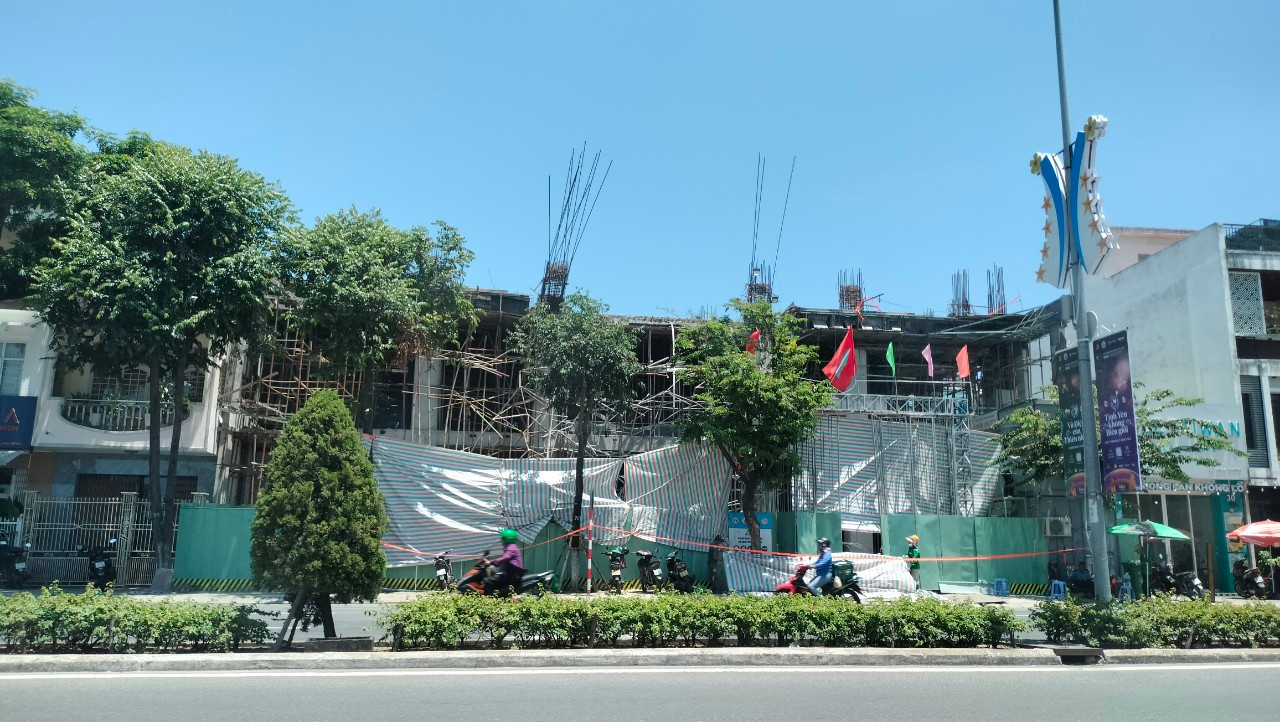 Đến trưa ngày 25/5, hiện trường vụ sập giàn giáo nghiêm trọng xảy ra tại công trình xây dựng dự án Toà nhà tập đoàn Polyco (số 34-36 đường 2 Tháng 9, phường Bình Hiên, quận Hải Châu, TP Đà Nẵng) đã được che chắn để phục vụ điều tra. Tấm biển tên dự án bên ngoài công trình cũng đã được tháo xuống.