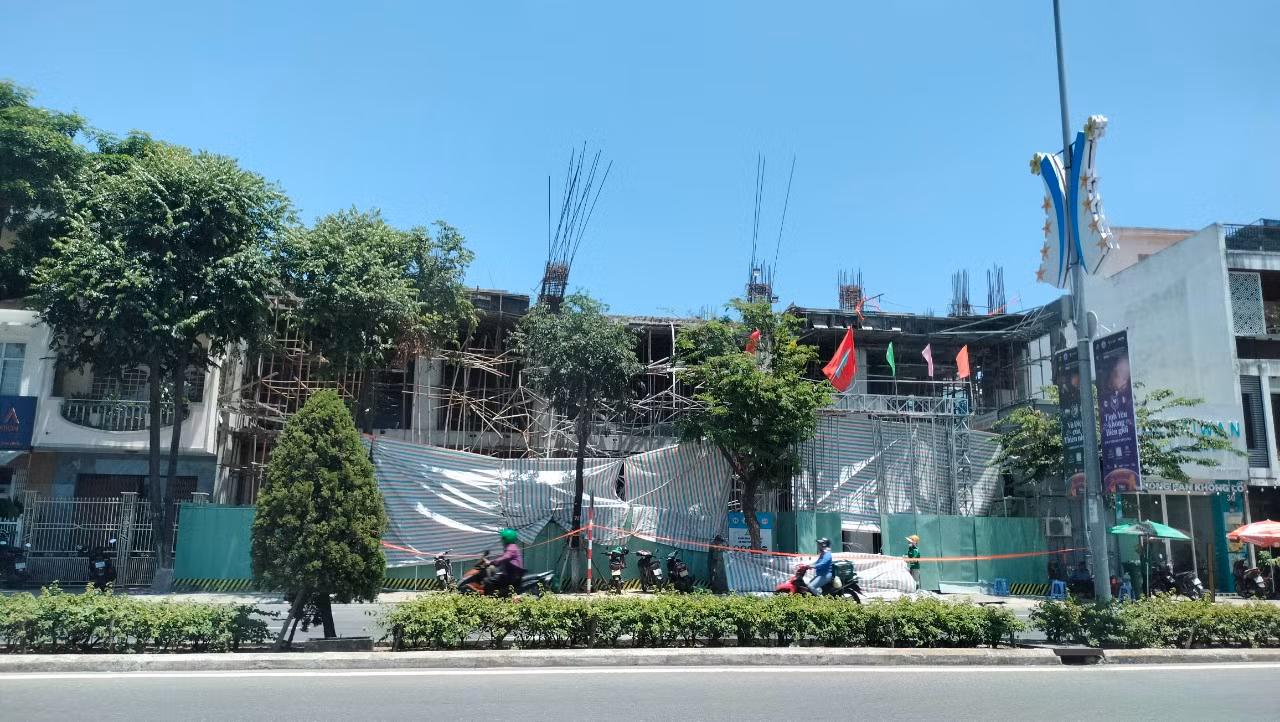 Đến trưa ngày 25/5, hiện trường vụ sập giàn giáo nghiêm trọng xảy ra tại công trình xây dựng dự án Toà nhà tập đoàn Polyco (số 34-36 đường 2 Tháng 9, phường Bình Hiên, quận Hải Châu, TP Đà Nẵng) đã được che chắn để phục vụ điều tra. Tấm biển tên dự án bên ngoài công trình cũng đã được tháo xuống. Đến trưa ngày 25/5, hiện trường vụ sập giàn giáo nghiêm trọng xảy ra tại công trình xây dựng dự án Toà nhà tập đoàn Polyco (số 34-36 đường 2 Tháng 9, phường Bình Hiên, quận Hải Châu, TP Đà Nẵng) đã được che chắn để phục vụ điều tra. Tấm biển tên dự án bên ngoài công trình cũng đã được tháo xuống.