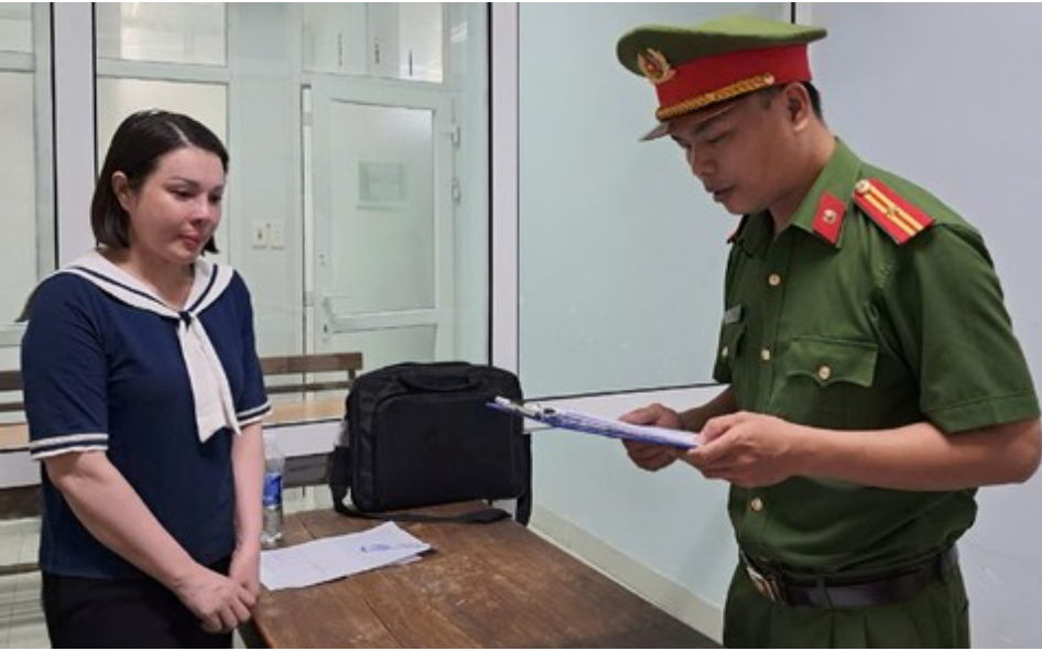 Công an thực hiện lệnh khởi tố bị can, bắt tạm giam đối với Lê Thị Thư.