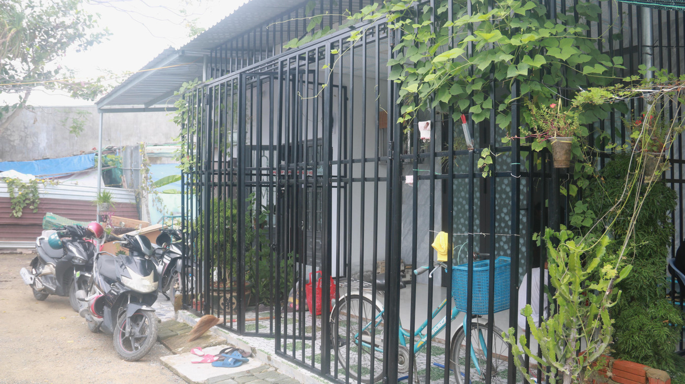 Theo phản ánh của các hộ dân, các ngôi nhà đều cùng xây dựng trên cùng một thửa đất nhưng do nhiều người khác đứng tên bán. Ngay sau khi có thông báo của chính quyền địa phương họ đã liên hệ với người bán nhà để hỏi chuyện và tìm hướng giải quyết. Tuy nhiên, tất cả đều lần lượt từ chối hoặc trốn tránh gặp mặt. Không còn cách nào khác họ đành viết đơn gửi cơ quan chức năng.