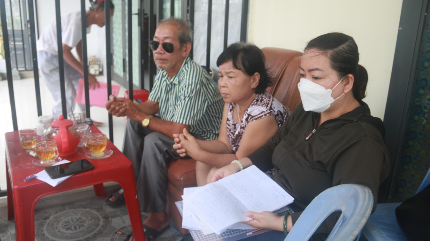 Chị Nguyễn Thị Thanh Tuyền (44 tuổi) có hoàn cảnh khó khăn là mẹ đơn thân nuôi con nhỏ và mẹ già. Ngôi nhà có diện tích 90m2 được ông Nguyễn Tấn Hùng (trú tại phường Hòa Minh) bán cho chị Tuyền với giá 760 triệu đồng. Để có tiền mua nhà, chị phải vay mượn xoay xở khắp nơi. Khi biết mình mua phải nhà trái phép chị Tuyền và người dân hết sức hoang mang và lo lắng. Họ đã gửi đơn đến nhiều cơ quan chức năng TP để được giải quyết, tháo gỡ.