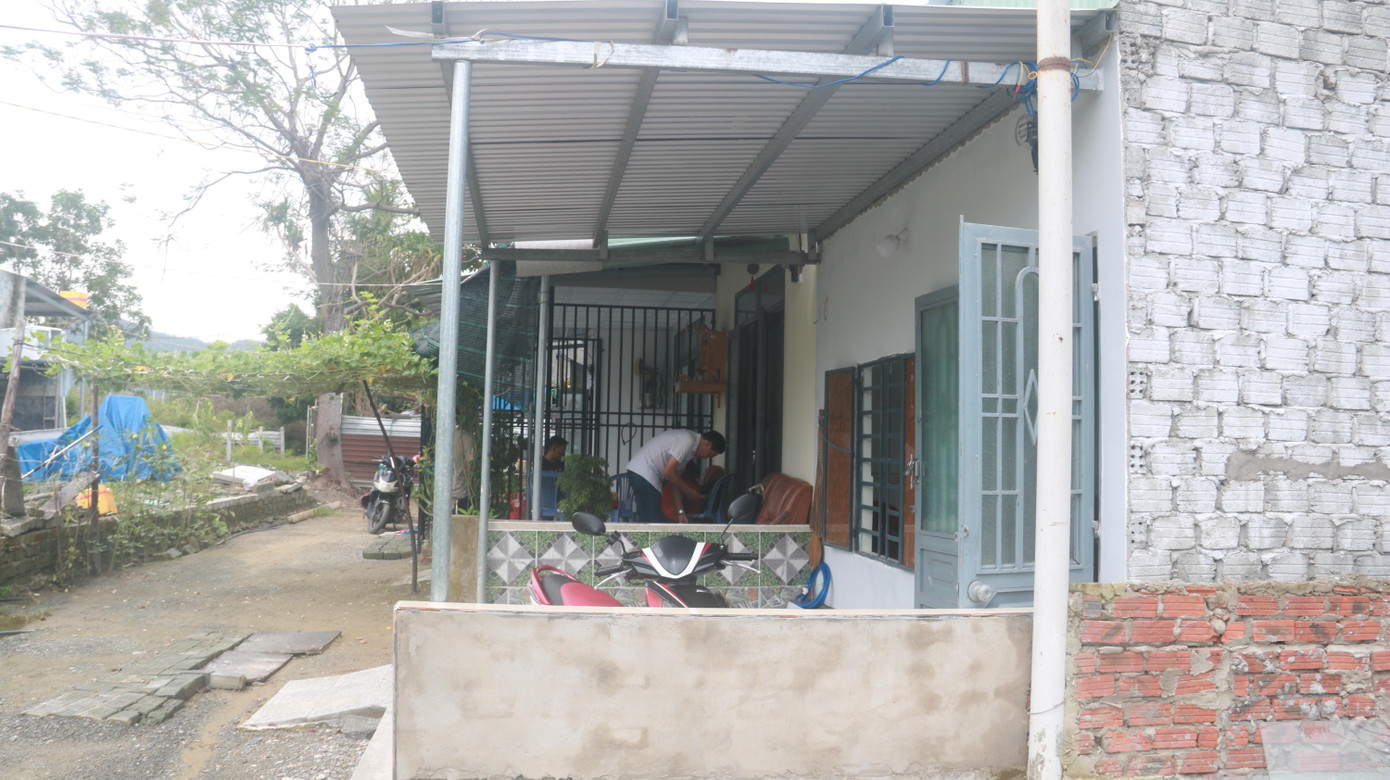 Các trường hợp mua nhà tại đây đều có hoàn cảnh khó khăn, hộ nghèo, đơn thân. Do bức xúc về chỗ ở và thiếu hiểu biết về pháp luật, họ đã mua phải nhà xây dựng trái phép mà không hay biết. Theo lãnh đạo UBND phường Hòa Minh, các căn nhà này được xây dựng trên đất nông nghiệp ở khu vực đã được đo đạc kiểm kê giải tỏa dự án đường vành đai 2. Những ngôi nhà được xây vào thời điểm địa phương tập trung lực lượng phòng chống dịch COVID-19 nên không kịp thời phát hiện và xử lý. Sau dịch, chính quyền kiểm tra mới phát hiện sự việc và yêu cầu tháo dỡ.