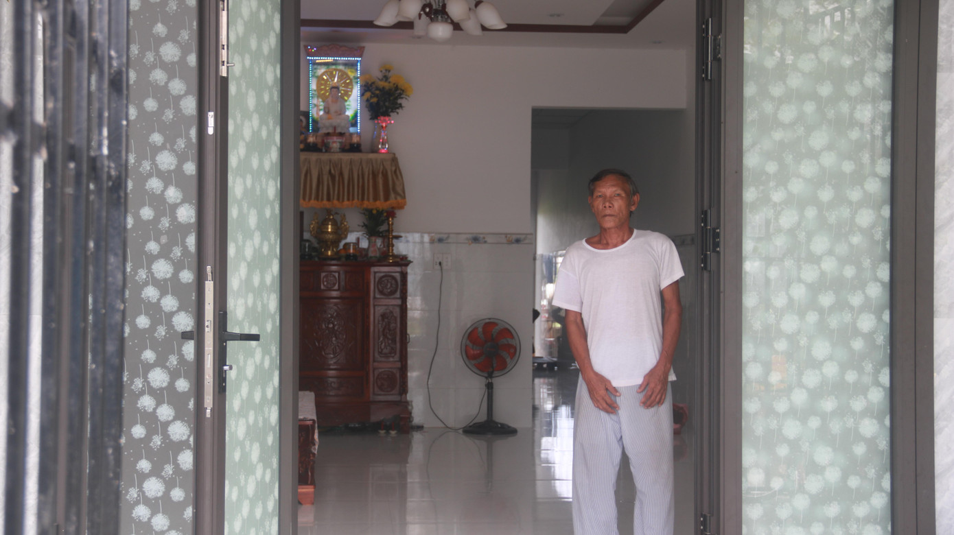 Gia đình ông Trần Văn Cây (72 tuổi) với 6 nhân khẩu gom góp tiền để mua lại căn nhà cấp 4 đã xây dựng hoàn chỉnh có diện tích 90m2 (tại thửa đất số 317 tờ bản đồ số 12 tại phường Hòa Minh) của ông Nguyễn Sanh (trú tại tổ 95, cùng phường). Nay nhận được thông báo tháo dỡ nhà trái phép, ông không biết gia đình sẽ ở đâu.