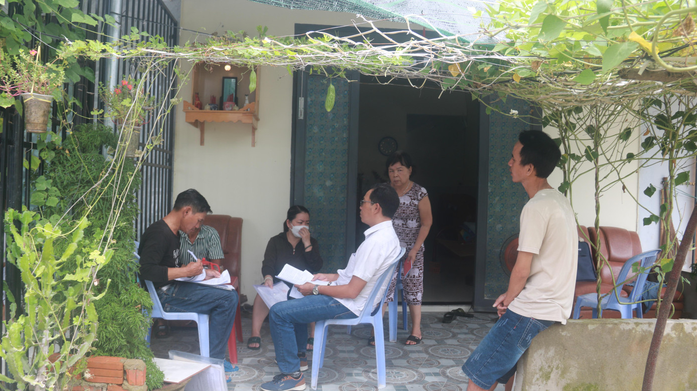 Riêng đối với các trường hợp đã mua nhà trái phép và đã đến ở, lãnh đạo phường Hòa Minh cho biết: Sẽ mời với các hộ dân đang ở và người bán đến để cùng làm việc, thỏa thuận trả lại tiền. Rồi tiến hành xử lý công trình trái phép. Nếu 2 bên không thỏa thuận được phường sẽ cưỡng chế tháo dỡ. Sau đó, sẽ chuyển cơ quan công an xử lý các hành vi phạm pháp luật, buôn bán nhà trái phép có dấu hiệu lừa đảo nhân dân. Các tranh chấp liên quan sẽ hướng dẫn người dân khởi kiện ra toà để xử lý. Trường hợp 2 bên đạt được thỏa thuận, hoàn trả tiền, chính quyền sẽ hướng dẫn và hỗ trợ người dân mua nhà ở xã hội để ổn định cuộc sống.