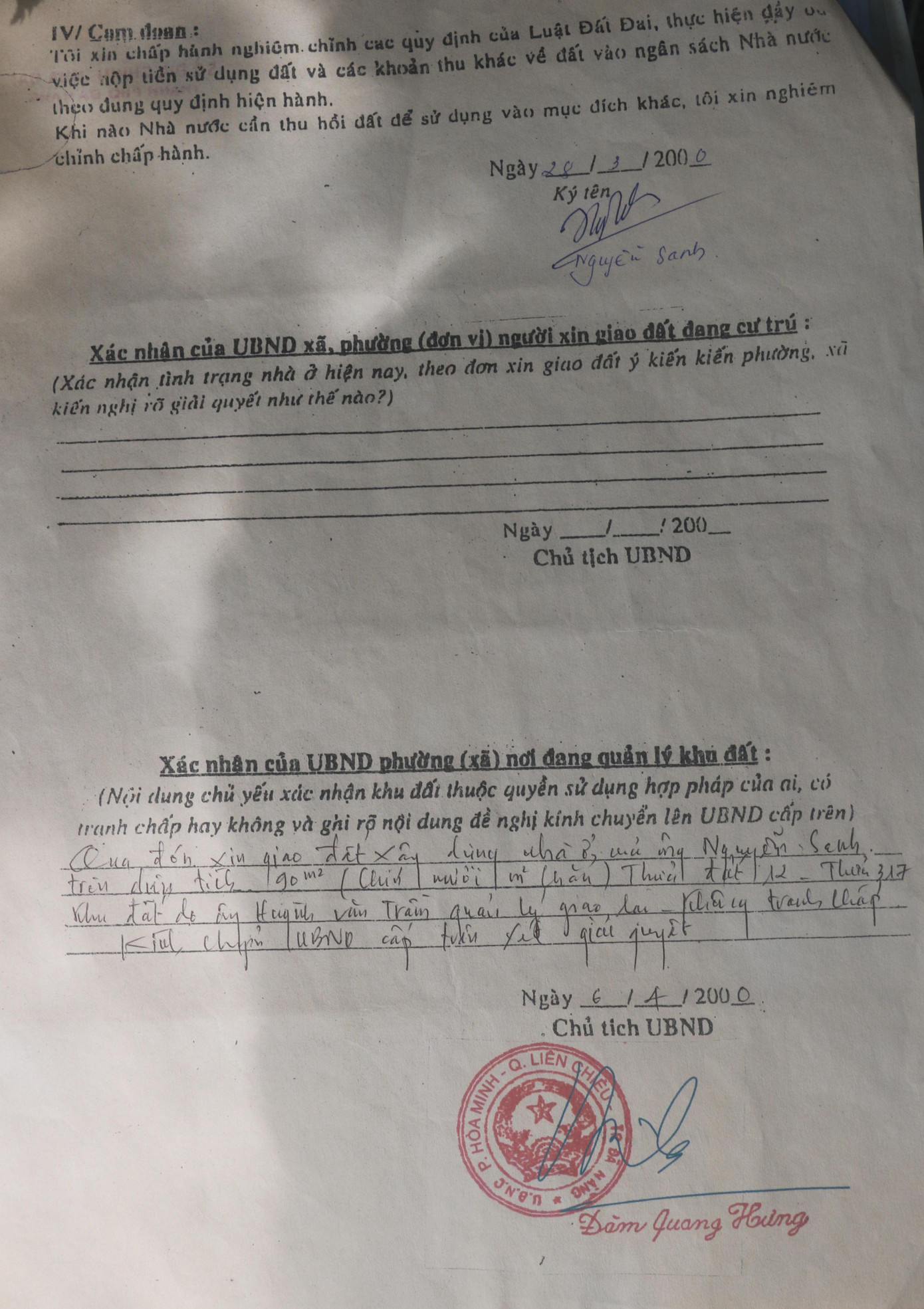 Khi mua nhà, các hộ dân được người bán giao cho giấy tờ có dấu đỏ, chữ ký xác nhận của địa phương. Trong đó, đơn xin giao đất xây nhà ở cũng do UBND phường Hòa Minh xác nhận ngày 6/4/2000. "Thấy giấy tờ có dấu đỏ, chữ ký của lãnh đạo địa phương nên người dân tin tưởng. Không ngờ bị lừa", chị Tuyền bức xúc.888888
