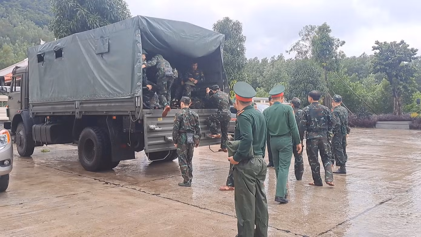 Sáng 6/11, máy bay Iak-130 của Trung đoàn không quân 940 (thuộc Trường Sĩ quan Không quân, Quân chủng Phòng không - Không quân, đóng tại sân bay Phù Cát, huyện Phù Cát), đang bay huấn luyện thì gặp sự cố. Máy bay được cho là rơi xuống khu vực đồi núi xã Tây Phú, huyện Tây Sơn (Bình Định).