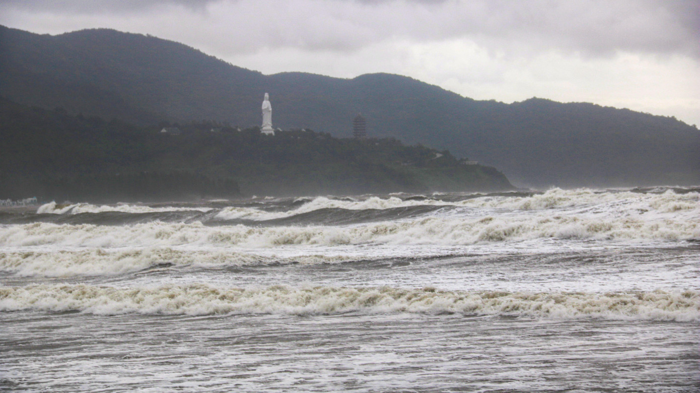 Cơ quan chức năng TP Đà Nẵng khuyến cáo tình hình mưa, gió, bão vẫn còn nguy hiểm đề nghị người dân không được chủ quan, không sửa chữa nhà cửa khi chưa thực sự cần thiết; không được đi lại hoặc đánh bắt trên biển, sông, suối, hồ, đập, vùng trũng thấp, ngập lụt, sạt lở… để tránh các tai nạn, sự cố đáng tiếc xảy ra.