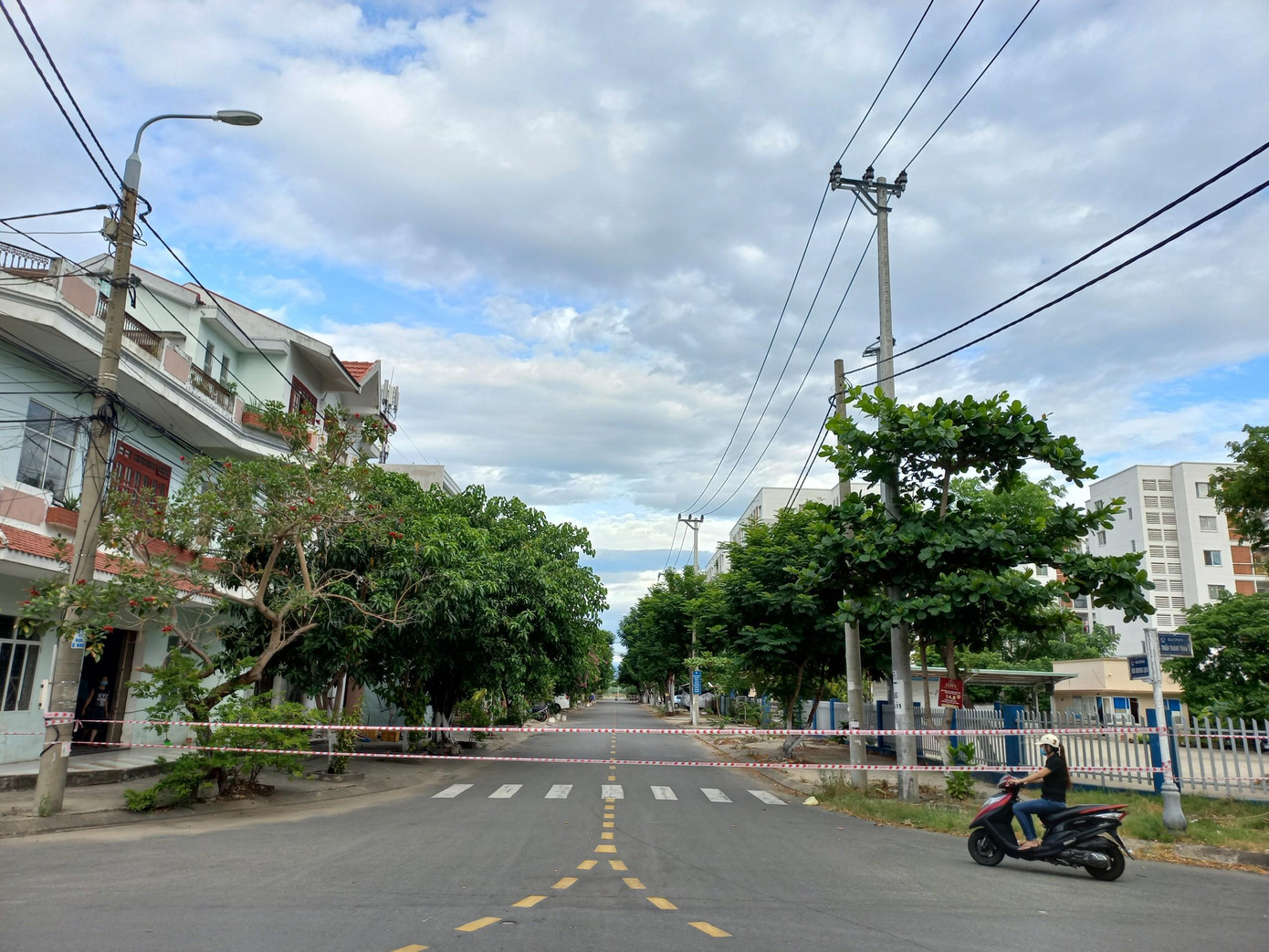 Toàn phường Nại Hiên Đông đã được thiết lập cách ly y tế, phong tỏa để phòng chống dịch. Bên trong phường Nại Hiên Đông cũng đã thực hiện việc "phong tỏa trong phong tỏa" theo phương châm: “Tổ dân phố cách ly tổ dân phố, khu dân cư cách ly khu dân cư”, chốt chặt các nhà chung cư, phân công lực lượng trực gác kiểm soát, tuyệt đối không cho người dân ra khỏi nhà.