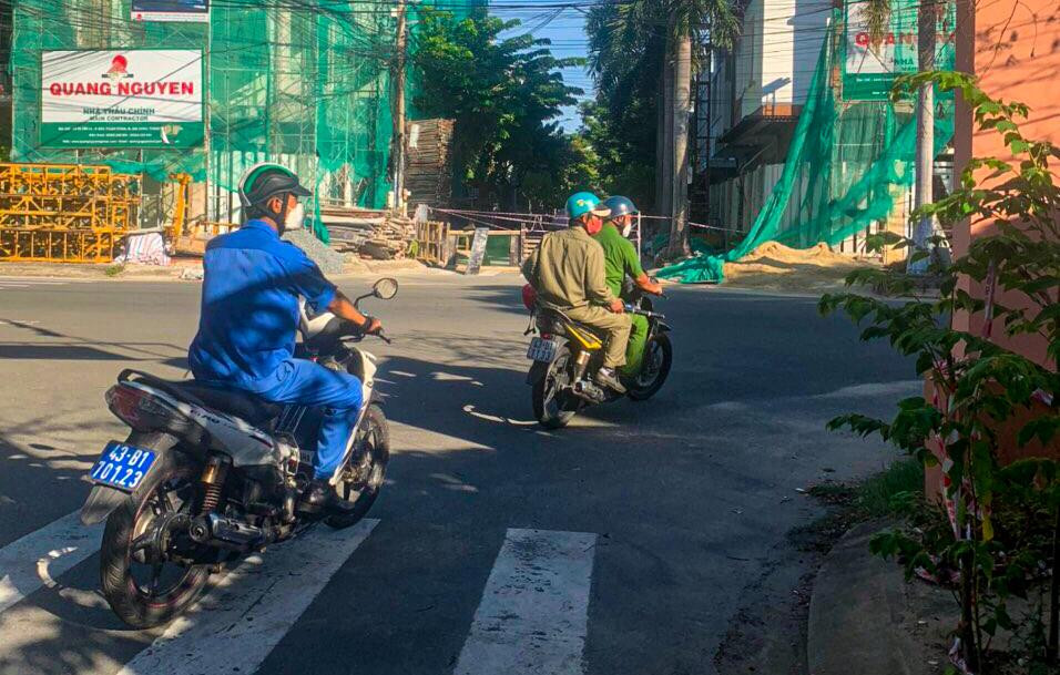 Những ngày qua, số ca mắc COVID-19 trên địa bàn phường đã giảm hẳn. Cuộc chiến với COVID-19 ở Nại Hiên Đông có sự đóng góp lớn của lực lượng công an. Những ngày qua, số ca mắc COVID-19 trên địa bàn phường đã giảm hẳn. Cuộc chiến với COVID-19 ở Nại Hiên Đông có sự đóng góp lớn của lực lượng công an.