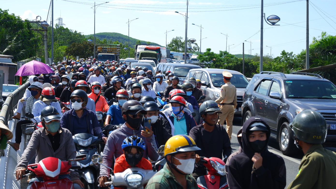 Dòng người nối dài dọc Quốc lộ 1A trước lối vào thôn Diên Trường.