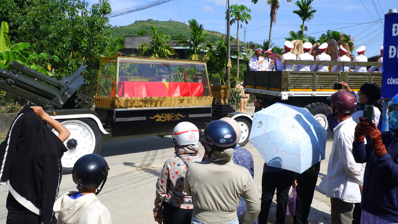 Dòng người xếp hàng dài dọc đường làng Diên Trường.