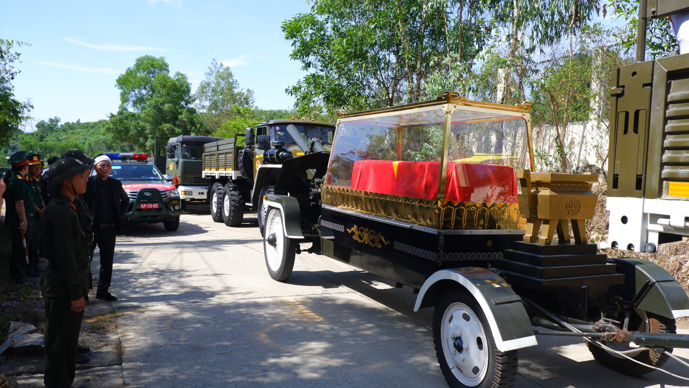 Linh cữu của nguyên chủ tịch nước Trần Đức Lương dừng trước nhà thờ họ ở thôn Diên Trường, con cháu, người dân vào thực hiện nghi lễ truyền thống, trước khi di chuyển ra khu vực núi Dông Bồ, nơi an nghỉ cuối cùng của ông.