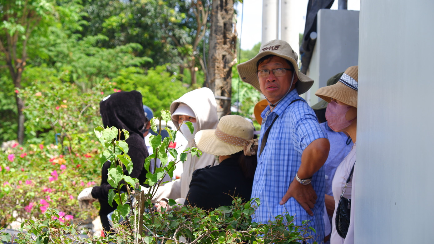 Dọc đường dẫn vào thôn Diên Trường là cảnh người dân đứng hàng dài chờ đón linh cữu nguyên Chủ tịch nước Trần Đức Lương.