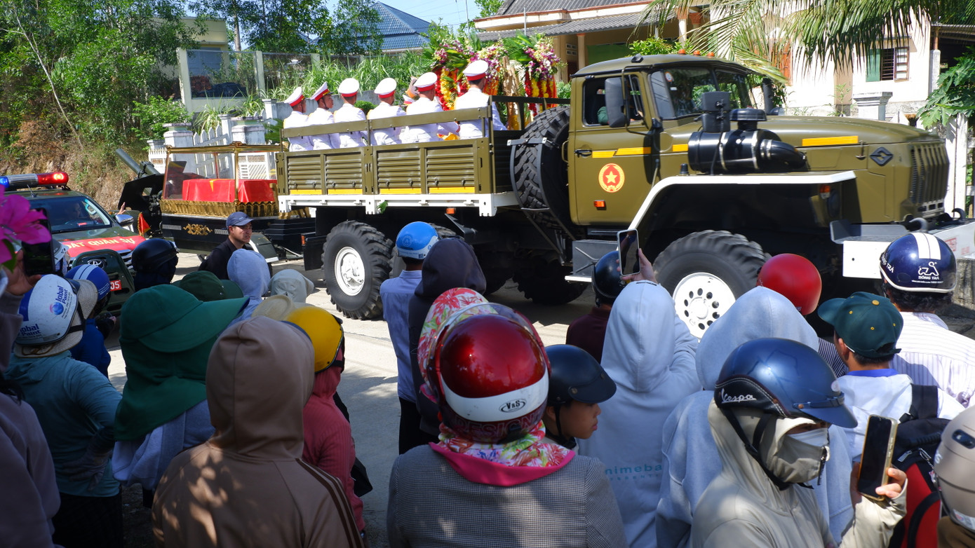 Đoàn xe chở linh cữu đi qua từng cổng nhà, lối xóm cũ của nguyên Chủ tịch nước Trần Đức Lương.