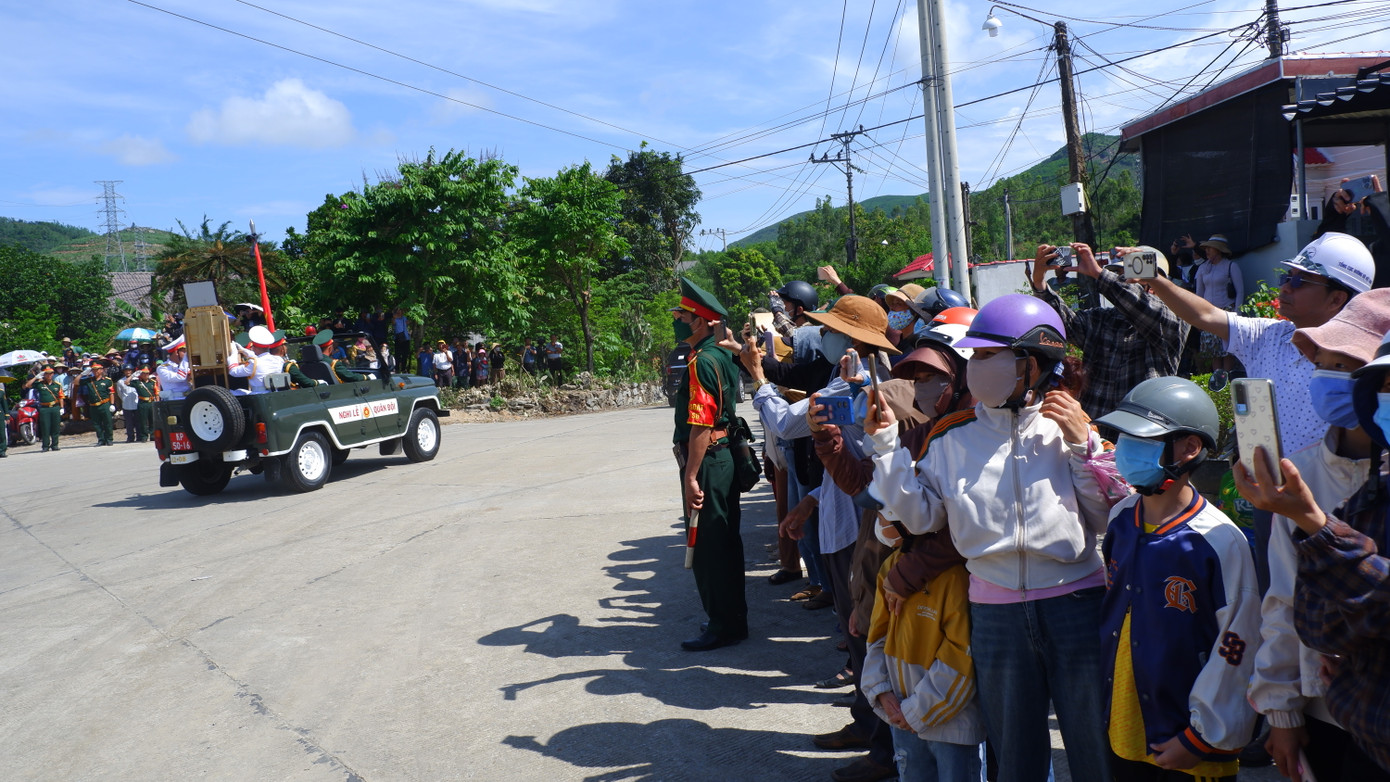 Lúc 14g30 ngày 25/5, đoàn xe đưa linh cữu của nguyên Chủ tịch nước Trần Đức Lương đã về đến thôn Diên Trường, xã Diên Khánh (Thị xã Đức Phổ, Quảng Ngãi). Thời tiết nắng nóng nhưng từ trưa, hàng ngàn người dân đã đứng chờ hai bên đường làng dẫn vào nơi an nghỉ của ông.