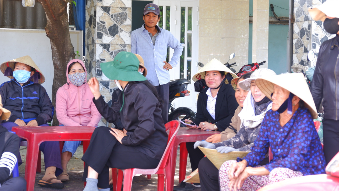 Bên bàn nước, dưới gốc cây, những kỷ niệm, câu chuyện về nguyên Chủ tịch nước Trần Đức Lương được bà con kể lại. Bà Nguyễn Thị Sáu (65 tuổi, xã Phổ Khánh) từ 12h trưa cùng con cháu đã ra QL1A để đón và tiễn biệt nguyên Chủ tịch nước Trần Đức Lương. Bà Sáu cho biết: nguyên Chủ tịch nước Trần Đức Lương là người rất giản dị và gần dân. Nắng nóng nhưng bà vẫn lặn lội ra đây để tiễn biệt ông lần cuối.