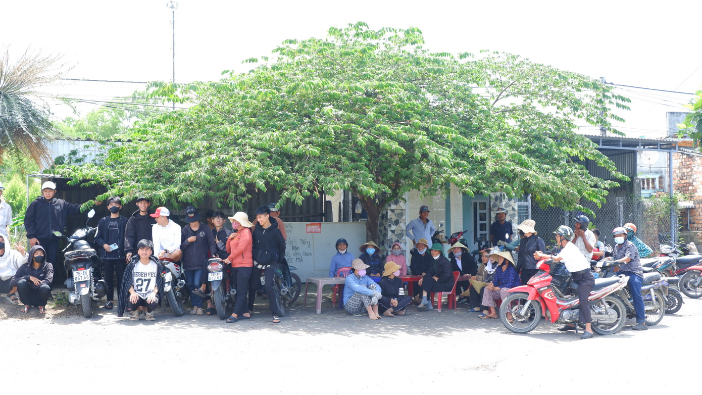 13h khi linh cữu của nguyên Chủ tịch nước Trần Đức Lương đã về đến địa phận TP Quảng Ngãi, tại quê nhà ở thôn Diên Trường, người dân, bà con dân làng đã tập trung dưới các bóng mát để chờ đón và tiễn biệt nguyên Chủ tịch nước Trần Đức Lương.