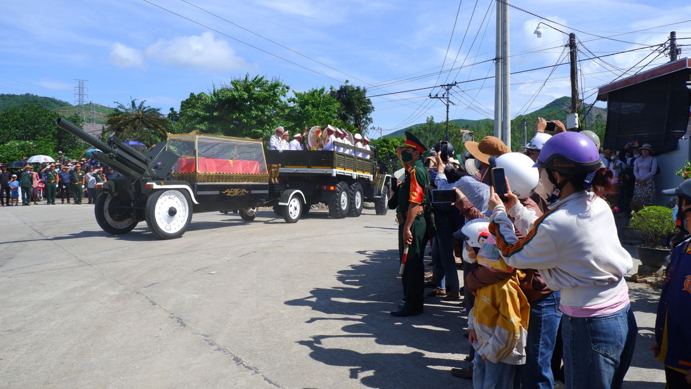 Linh cữu của nguyên Chủ tịch nước Trần Đức Lương từ từ di chuyển vào đường làng thôn Diên Trường.