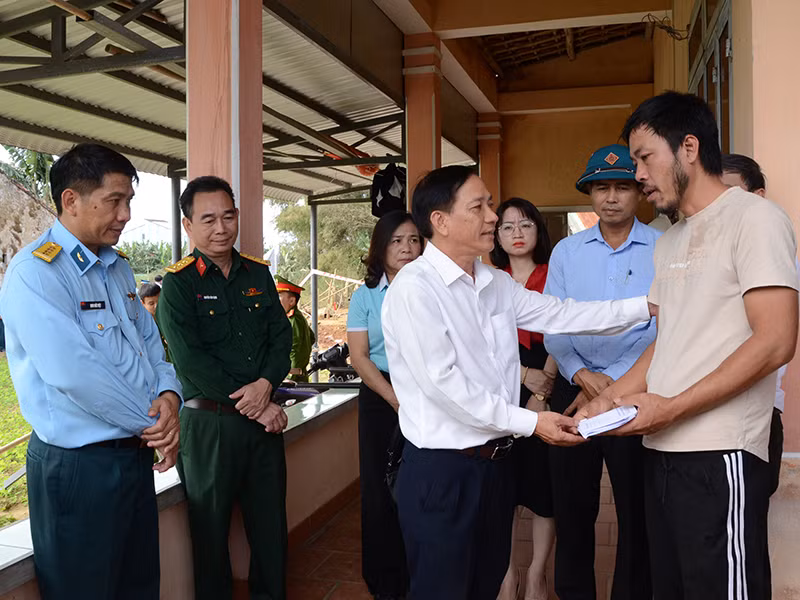 Đại tá Đinh Đức Việt - Phó Chính ủy Sư đoàn 372 cùng với chính quyền, đoàn thể phường Điện Nam Bắc, thị xã Điện Bàn, tỉnh Quảng Nam thăm hỏi, động viên gia đình anh Nguyễn Thanh Quốc bị ảnh hưởng sau vụ tai nạn. Ảnh: Lê Hữu.