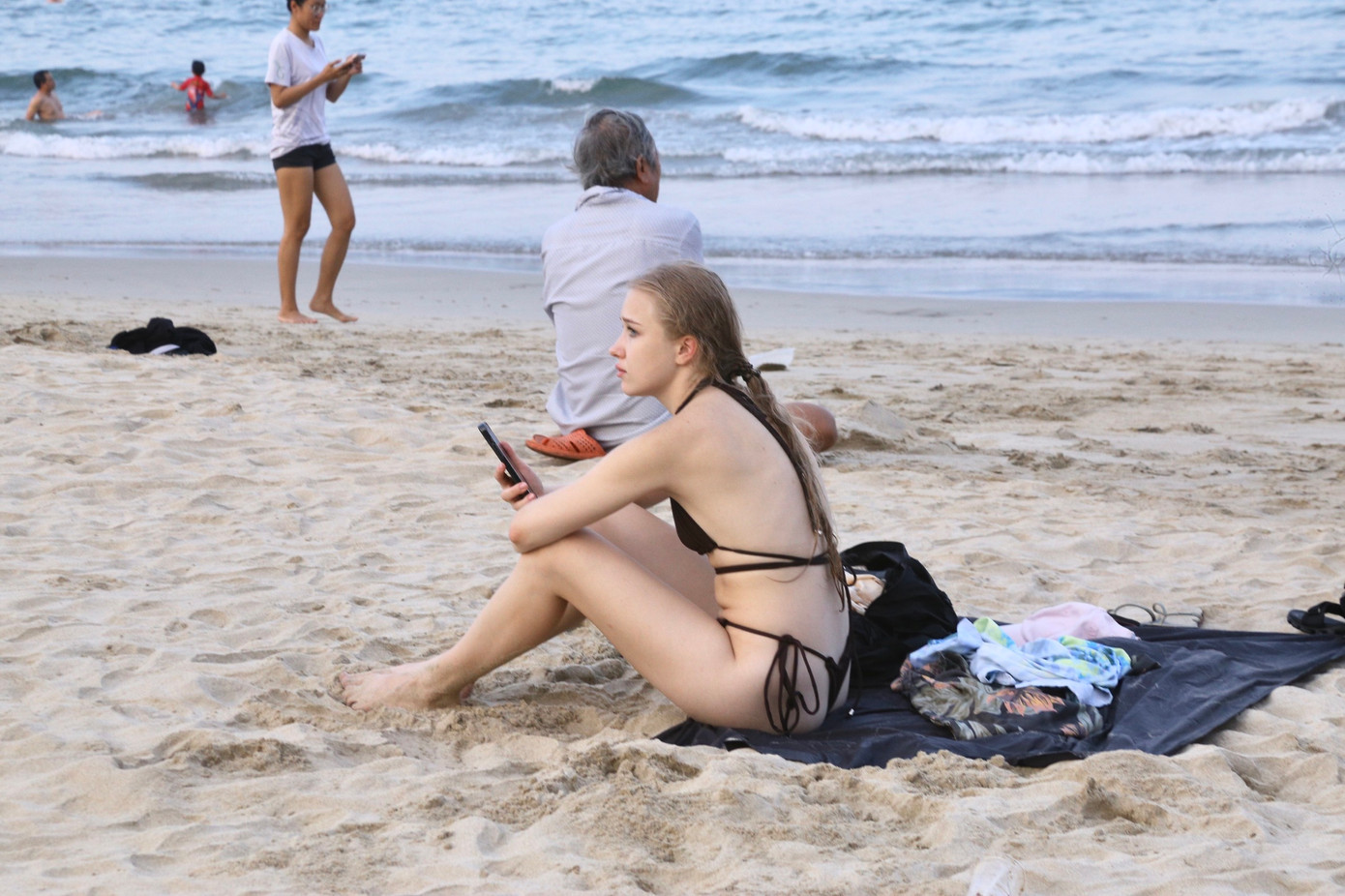 Các du khách nước ngoài thích thú tận hưởng không khí trong lành, tươi mát trên bãi biển Mỹ Khê. Các du khách nước ngoài thích thú tận hưởng không khí trong lành, tươi mát trên bãi biển Mỹ Khê.