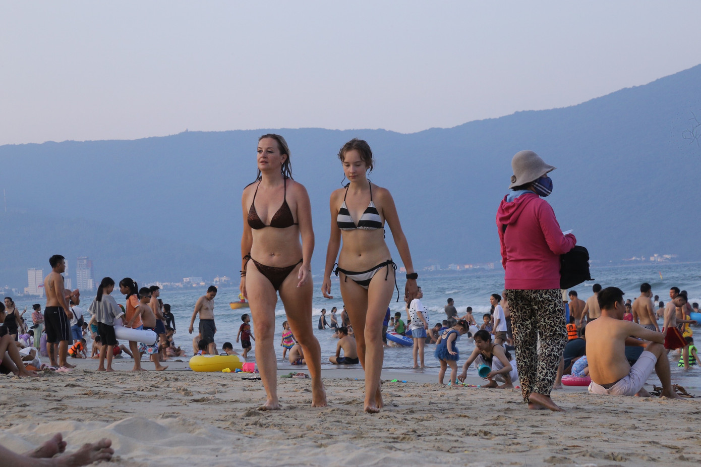 Theo ông Nguyễn Đức Vũ - Trưởng Ban quản lý Bán đảo Sơn Trà và các bãi biển du lịch Đà Nẵng, trong dịp lễ 2 tháng 9 năm nay, lượng khách đổ về các bãi biển Đà Nẵng tăng đột biến. Trước đó, đơn vị này đã họp và xây dựng kế hoạch cho dịp lễ này một cách tốt nhất để đảm bảo an toàn cho khách tắm biển. Theo ông Nguyễn Đức Vũ - Trưởng Ban quản lý Bán đảo Sơn Trà và các bãi biển du lịch Đà Nẵng, trong dịp lễ 2 tháng 9 năm nay, lượng khách đổ về các bãi biển Đà Nẵng tăng đột biến. Trước đó, đơn vị này đã họp và xây dựng kế hoạch cho dịp lễ này một cách tốt nhất để đảm bảo an toàn cho khách tắm biển.