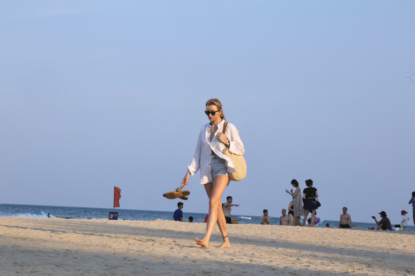 Nữ du khách nước ngoài đi dạo dọc bãi biển Đà Nẵng để hóng mát. Nữ du khách nước ngoài đi dạo dọc bãi biển Đà Nẵng để hóng mát.