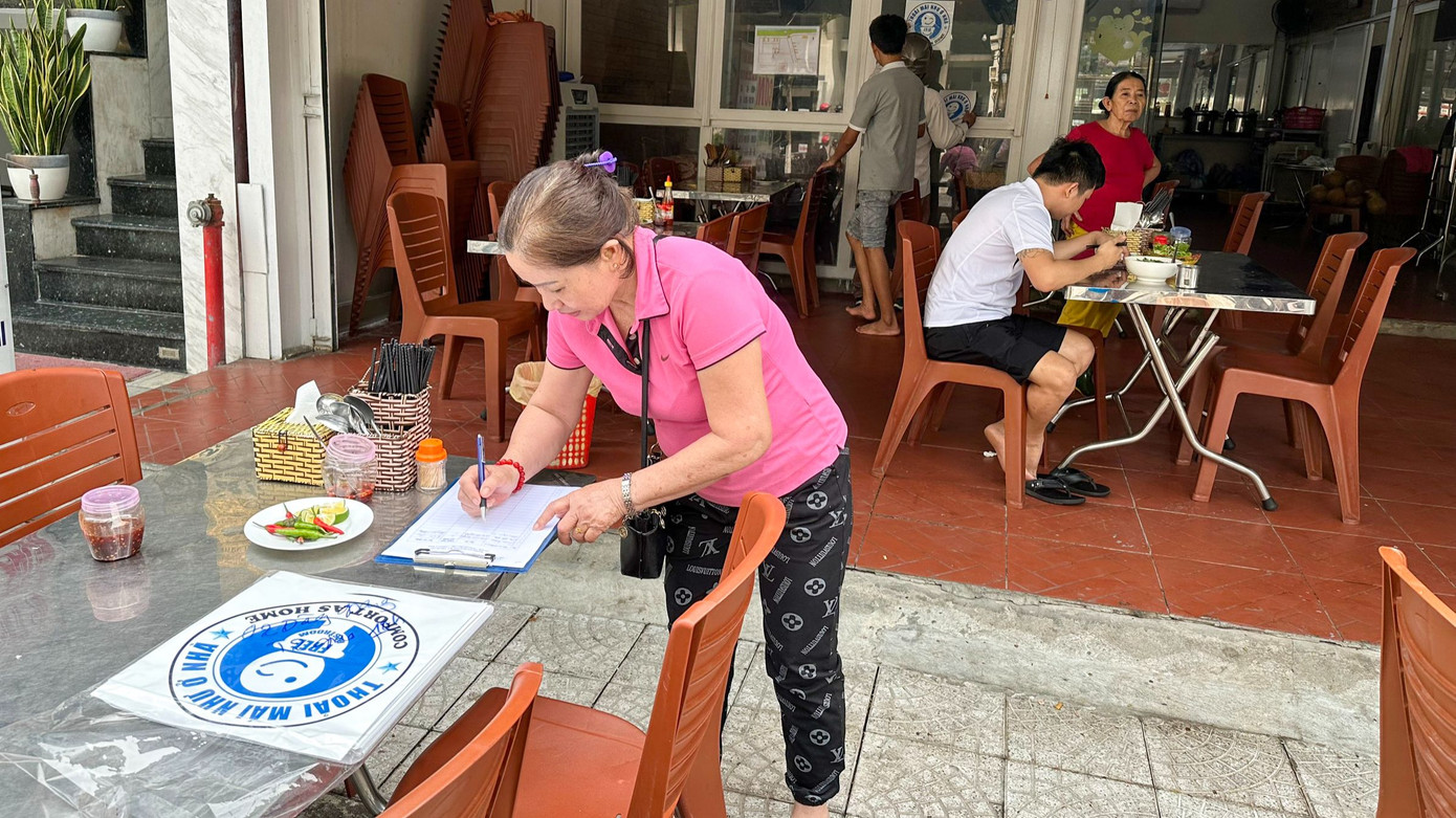 Cán bộ quận Sơn Trà đến tận các nhà hàng, quán ăn tuyên truyền, vận động và phát biểu tượng mở cửa miễn phí nhà vệ sinh, tạo điều kiện cho du khách và người đi đường đi vệ sinh thoải mái, sạch sẽ như ở nhà, góp phần ngăn chặn nguy cơ tiểu bậy trên đường phố. Cán bộ quận Sơn Trà đến tận các nhà hàng, quán ăn tuyên truyền, vận động và phát biểu tượng mở cửa miễn phí nhà vệ sinh, tạo điều kiện cho du khách và người đi đường đi vệ sinh thoải mái, sạch sẽ như ở nhà, góp phần ngăn chặn nguy cơ tiểu bậy trên đường phố.