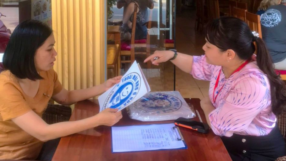 Cán bộ quận Sơn Trà đến tận các nhà hàng, quán ăn tuyên truyền, vận động và phát biểu tượng mở cửa miễn phí nhà vệ sinh, tạo điều kiện cho du khách và người đi đường đi vệ sinh thoải mái, sạch sẽ như ở nhà, góp phần ngăn chặn nguy cơ tiểu bậy trên đường phố. Cán bộ quận Sơn Trà đến tận các nhà hàng, quán ăn tuyên truyền, vận động và phát biểu tượng mở cửa miễn phí nhà vệ sinh, tạo điều kiện cho du khách và người đi đường đi vệ sinh thoải mái, sạch sẽ như ở nhà, góp phần ngăn chặn nguy cơ tiểu bậy trên đường phố.