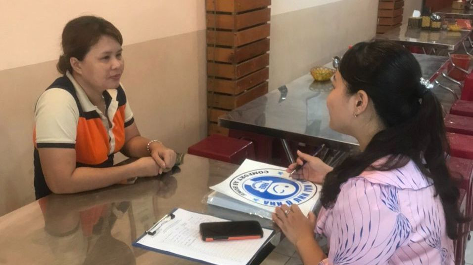 Cán bộ quận Sơn Trà đến tận các nhà hàng, quán ăn tuyên truyền, vận động và phát biểu tượng mở cửa miễn phí nhà vệ sinh, tạo điều kiện cho du khách và người đi đường đi vệ sinh thoải mái, sạch sẽ như ở nhà, góp phần ngăn chặn nguy cơ tiểu bậy trên đường phố. Cán bộ quận Sơn Trà đến tận các nhà hàng, quán ăn tuyên truyền, vận động và phát biểu tượng mở cửa miễn phí nhà vệ sinh, tạo điều kiện cho du khách và người đi đường đi vệ sinh thoải mái, sạch sẽ như ở nhà, góp phần ngăn chặn nguy cơ tiểu bậy trên đường phố.