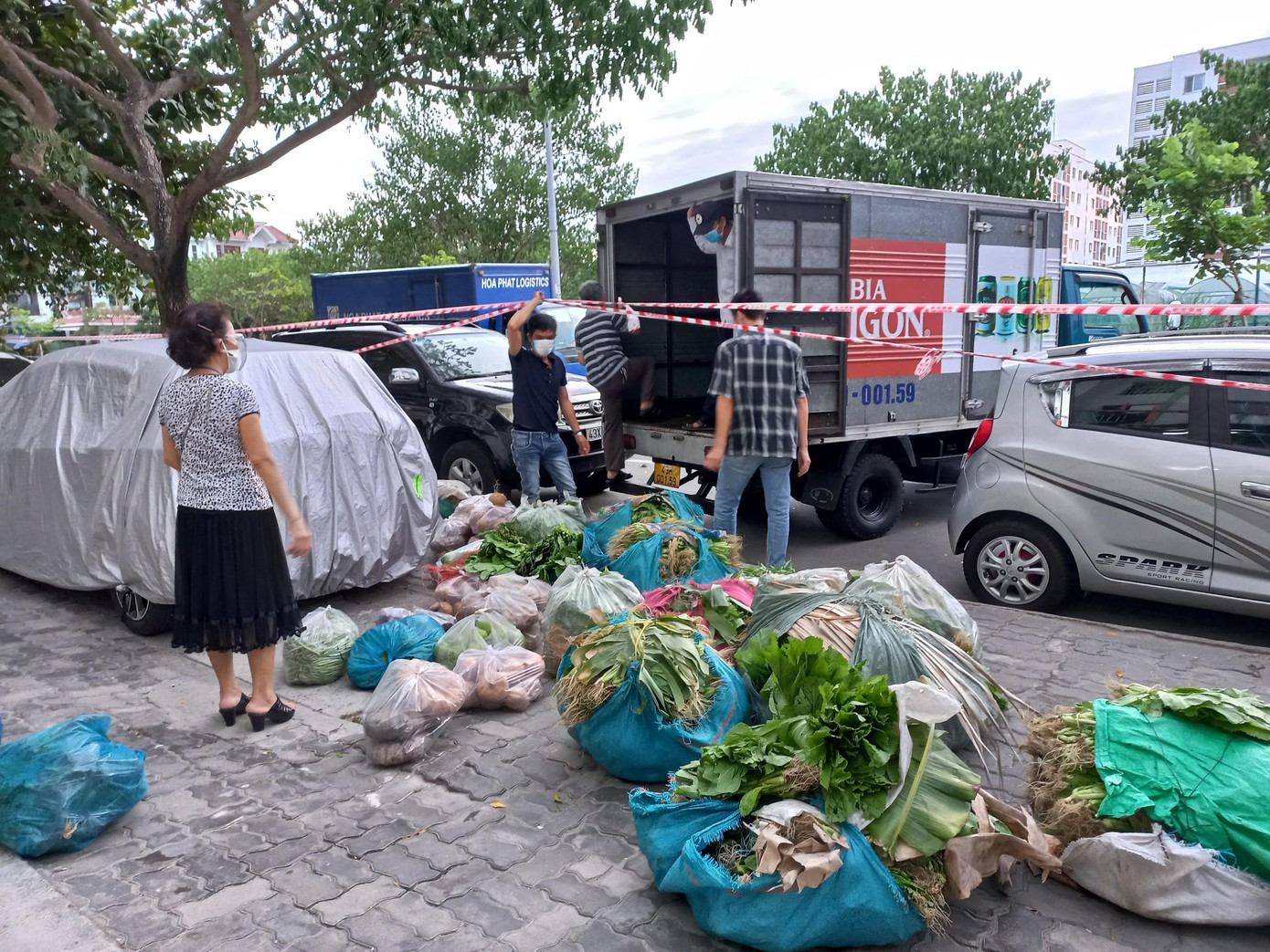 Cung ứng lương thực, thực phẩm cho người dân Nại Hiên Đông (quận Sơn Trà, TP Đà Nẵng) đang phải cách ly y tế. Ảnh: Nguyễn Thành