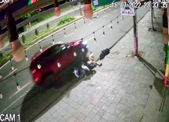 Hình ảnh sự việc được camera ghi lại.