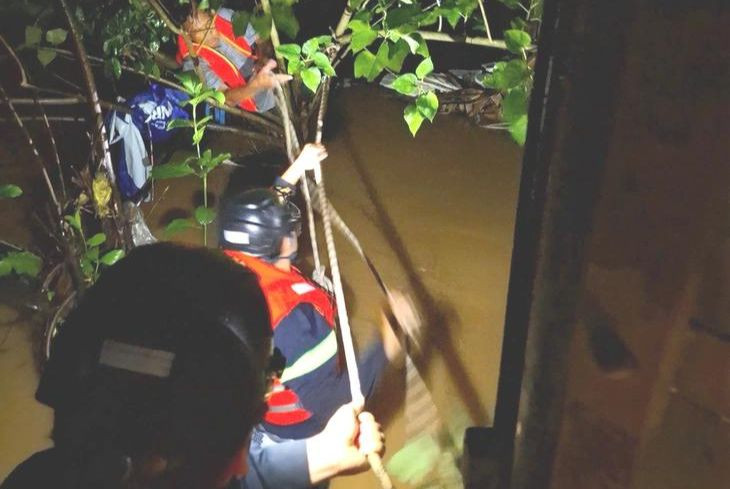 Lực lượng Cảnh sát phòng cháy chữa cháy và cứu hộ cứu nạn triển khai cứu người bị nước cuốn trôi do mưa lớn ở đường Âu Cơ ( TP Đà Nẵng). Lực lượng Cảnh sát phòng cháy chữa cháy và cứu hộ cứu nạn triển khai cứu người bị nước cuốn trôi do mưa lớn ở đường Âu Cơ ( TP Đà Nẵng).