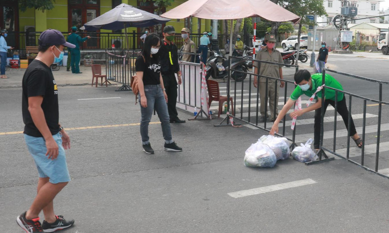 Ông Hồ Tấn Phước, Phó chủ tịch UBND phường Nại Hiên Đông cho biết: UBND phường đã làm việc với đơn vị cung ứng về kế hoạch cung cấp thực phẩm đến tận từng hộ gia đình trên toàn địa bàn phường. Do phường đang thực hiện việc phong tỏa cứng nên các tổ COVID-19 cộng đồng là cầu nối giữa đơn vị cung cấp thực phẩm và người dân.