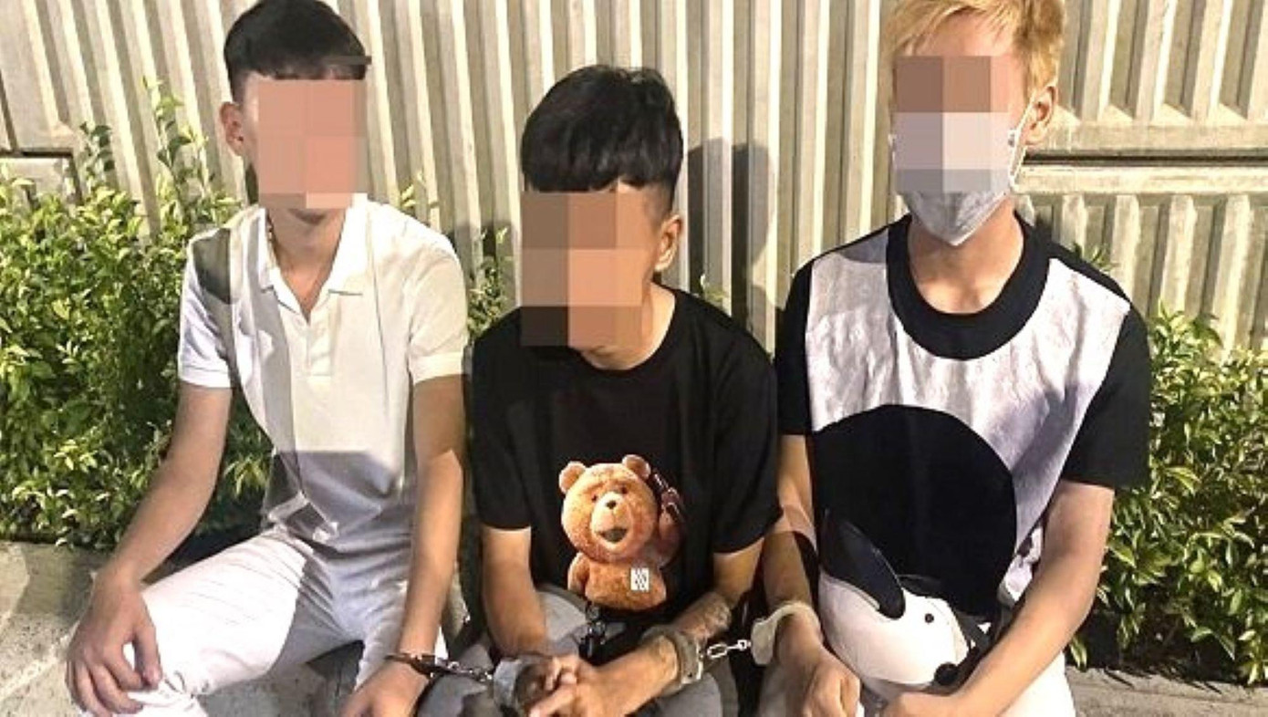 Ba thanh niên bị khống chế sau khi tông xe vào lực lượng làm nhiệm vụ.