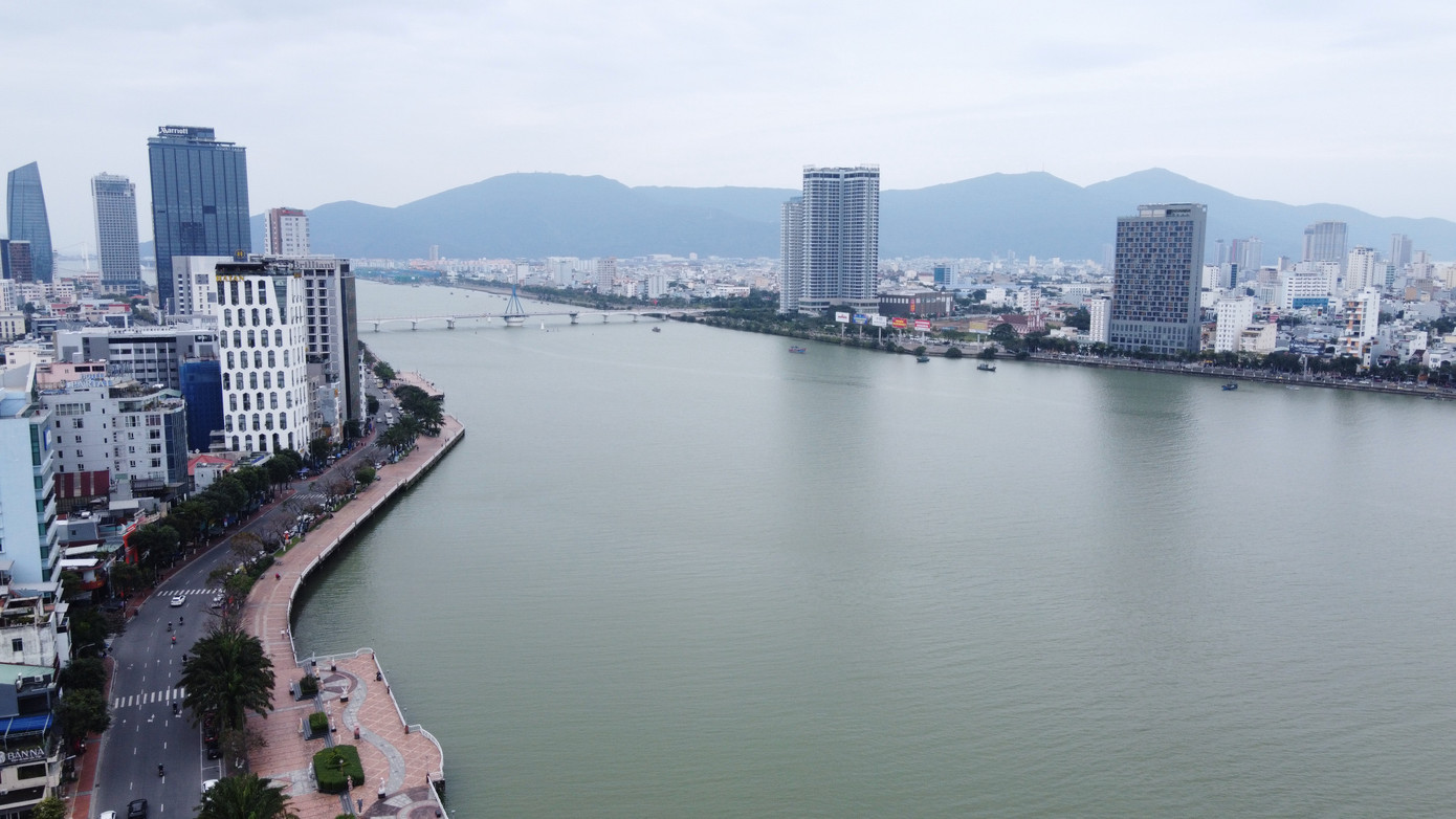 Theo bảng giá điều chỉnh các loại đất giai đoạn 2020-2024, vừa được UBND TP. Đà Nẵng công bố và áp dụng từ ngày 1/1/2025, khu đất 250-254 Bạch Đằng nằm ở đoạn đường có giá cao nhất Đà Nẵng. Cụ thể, hơn 1km đoạn từ đường Lê Duẩn tới đường Nguyễn Văn Linh (khu vực từ cầu quay sông Hàn đến cầu Rồng) giá đất 286 triệu đồng/m2.